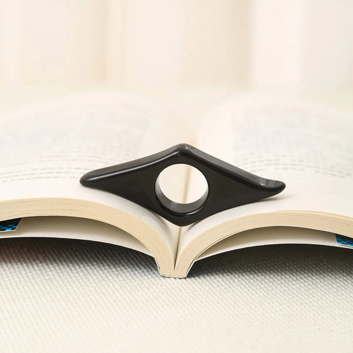 Bague Repose-Pouce Acrylique — Marque-Page & Support Lecture