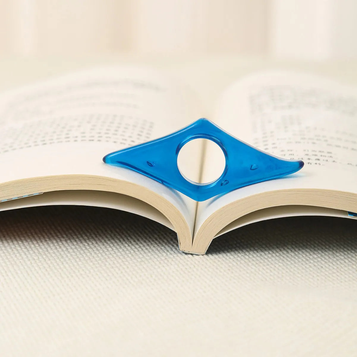 Bague Repose-Pouce Acrylique — Marque-Page & Support Lecture
