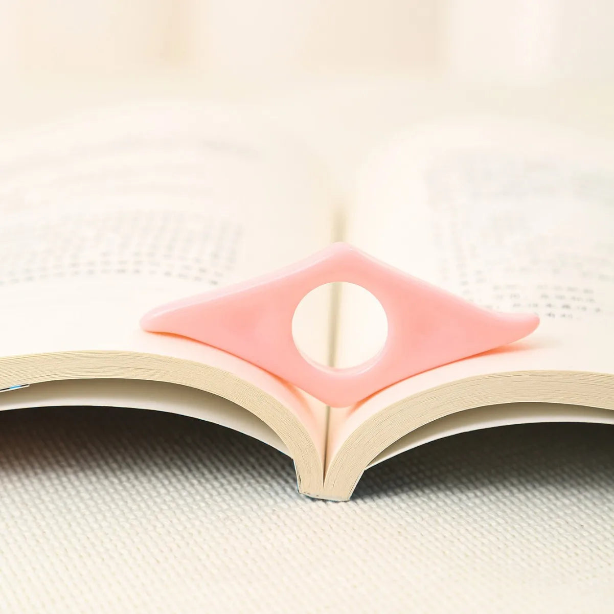 Bague Repose-Pouce Acrylique — Marque-Page & Support Lecture