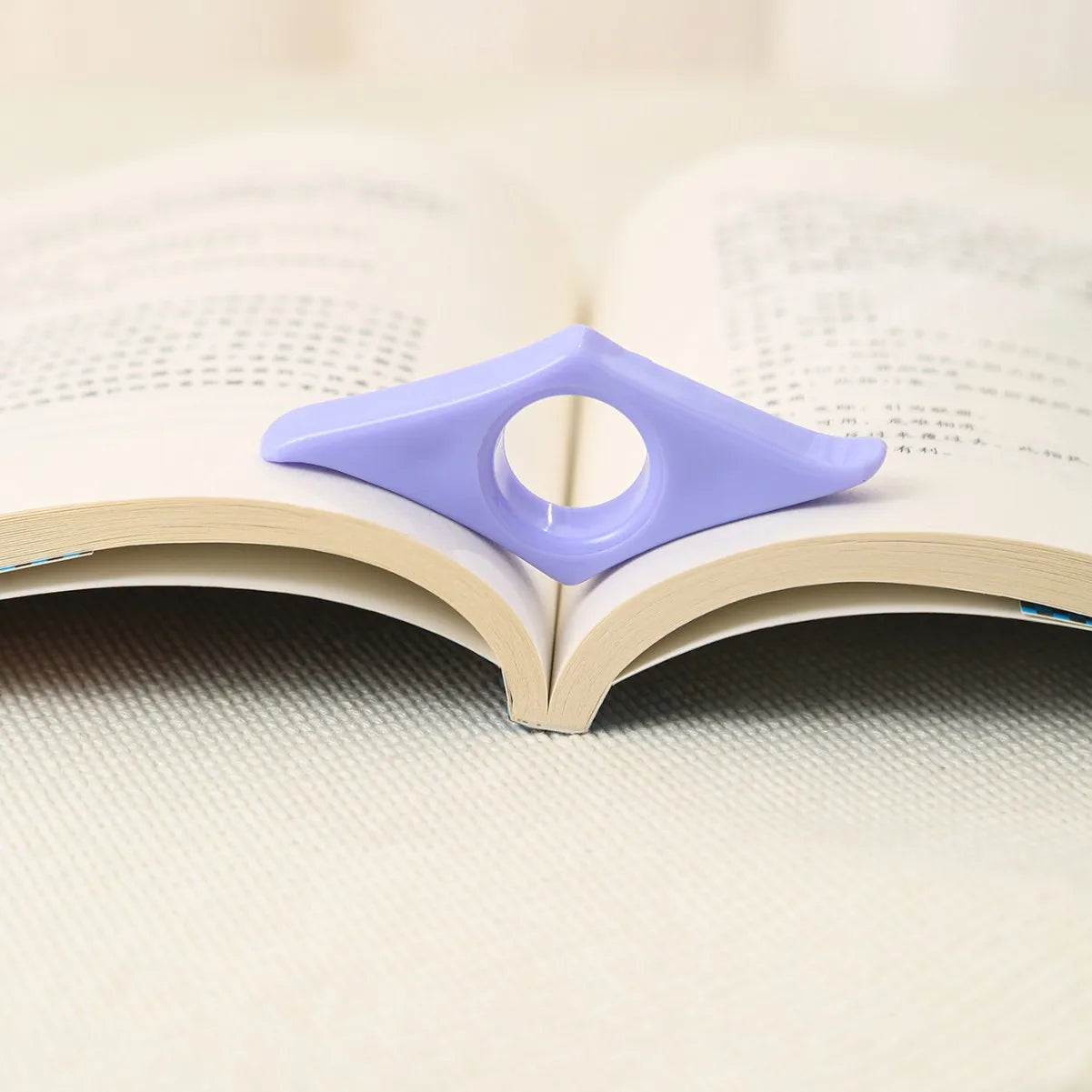 Bague Repose-Pouce Acrylique — Marque-Page & Support Lecture